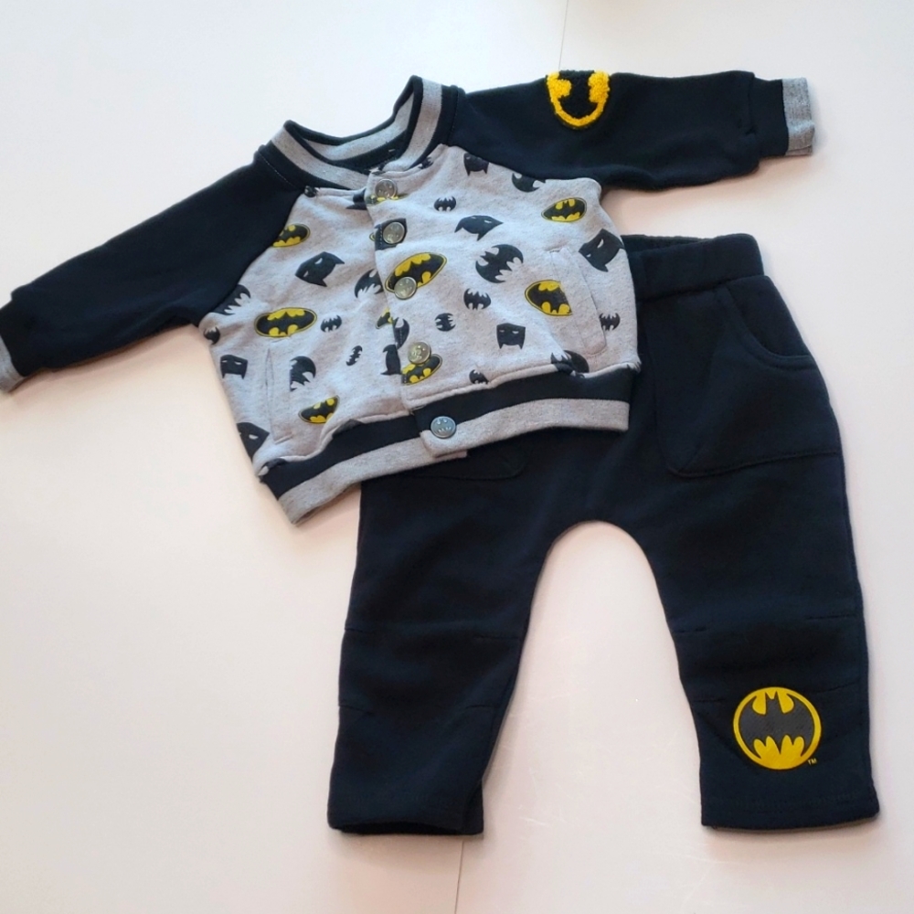 Like new Batman 2 piece jogger set size 3 to 6 months